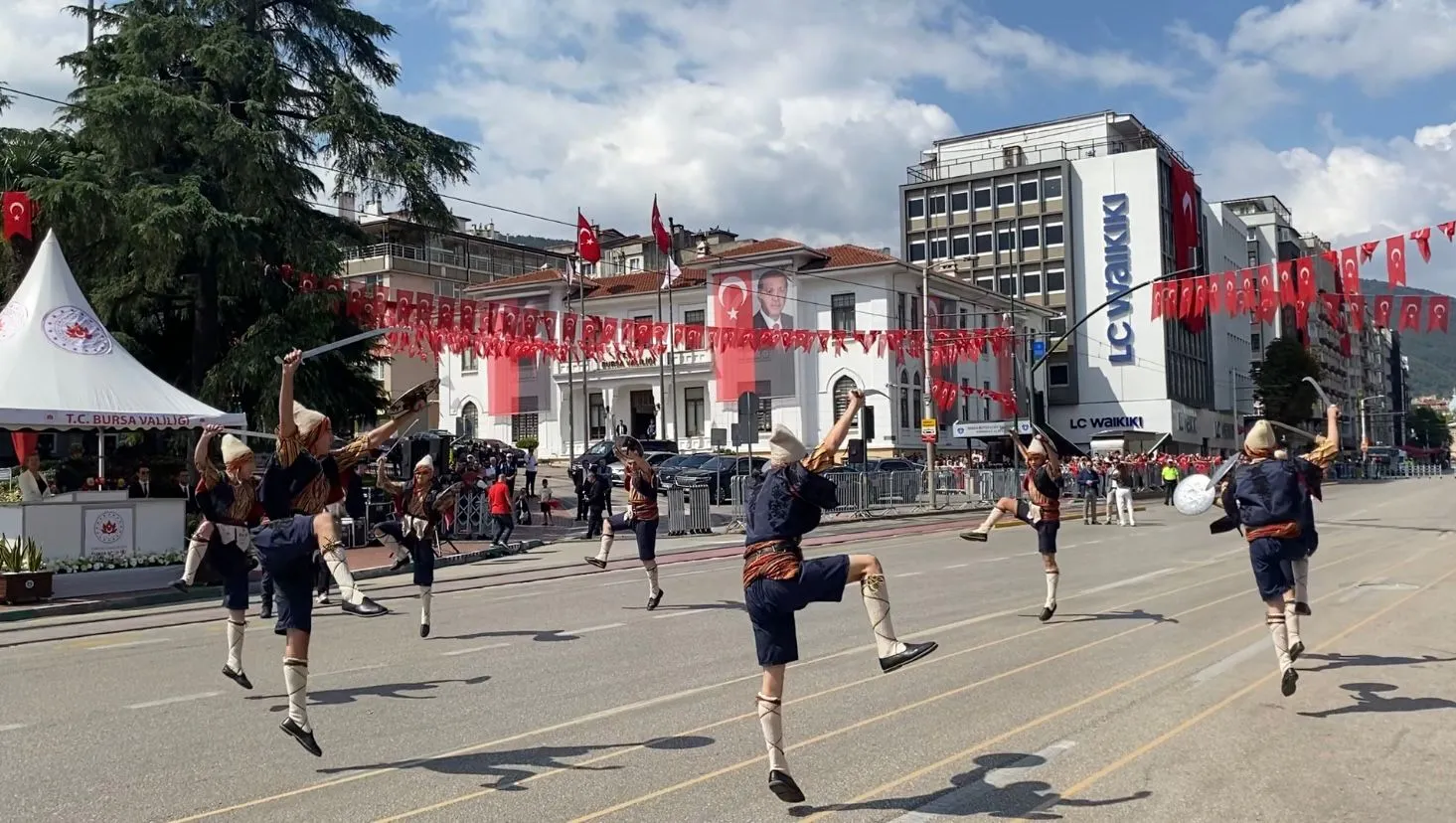Bursa sokaklarında 30 Ağustos gururu: Zafer coşkusu Heykel'de zirveye ulaştı