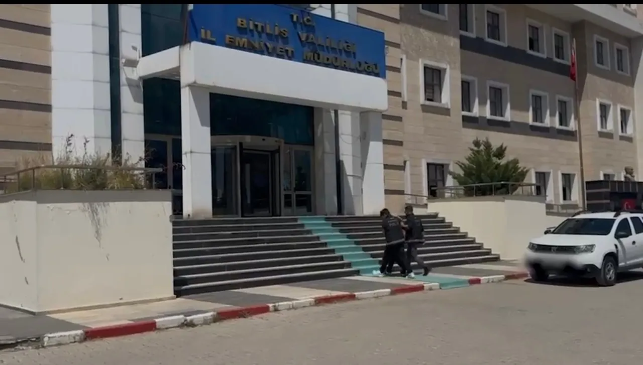 Tatvan otelinde şampuan şişesinde sıvı uyuşturucu yakalandı