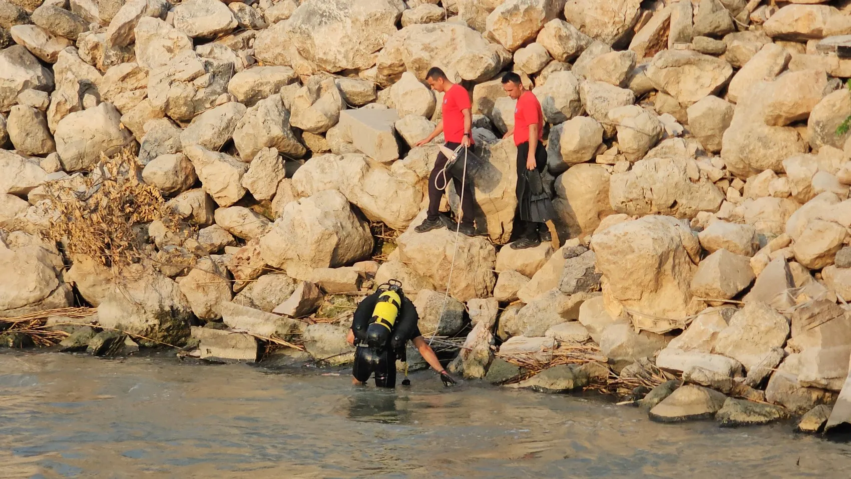 Ceyhan Nehri'nde kaybolan iki çocuk için umutlu bekleyiş sürüyor