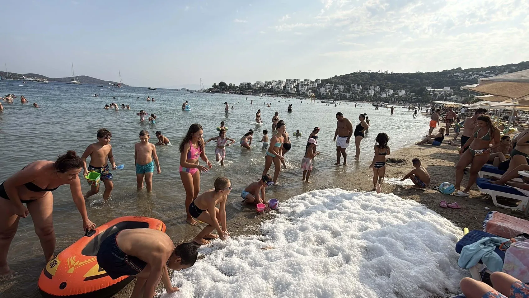 Bodrum sahilinde 2 ton buzla serinleme keyfi