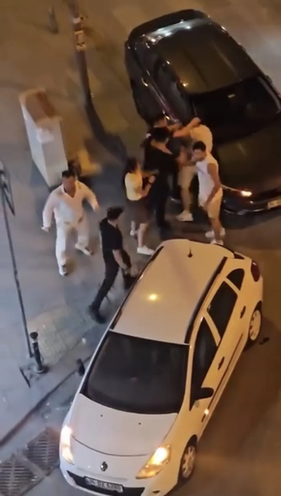 Şirinevler sokaklarında bıçaklı kavga kamerada