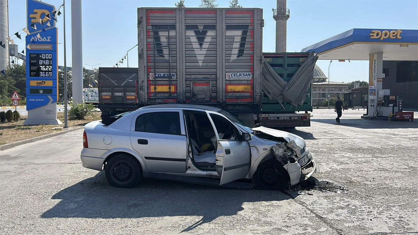 Polisten kaçtı, akaryakıt istasyonunda TIR'lara çarptı 2 yaralı