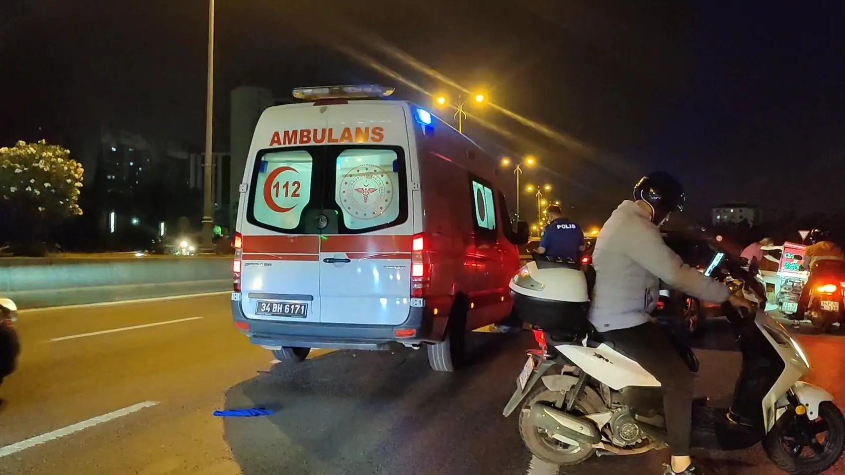 Bağcılar’da gece yarısı motosiklet kazası 2 kişi yaralandı