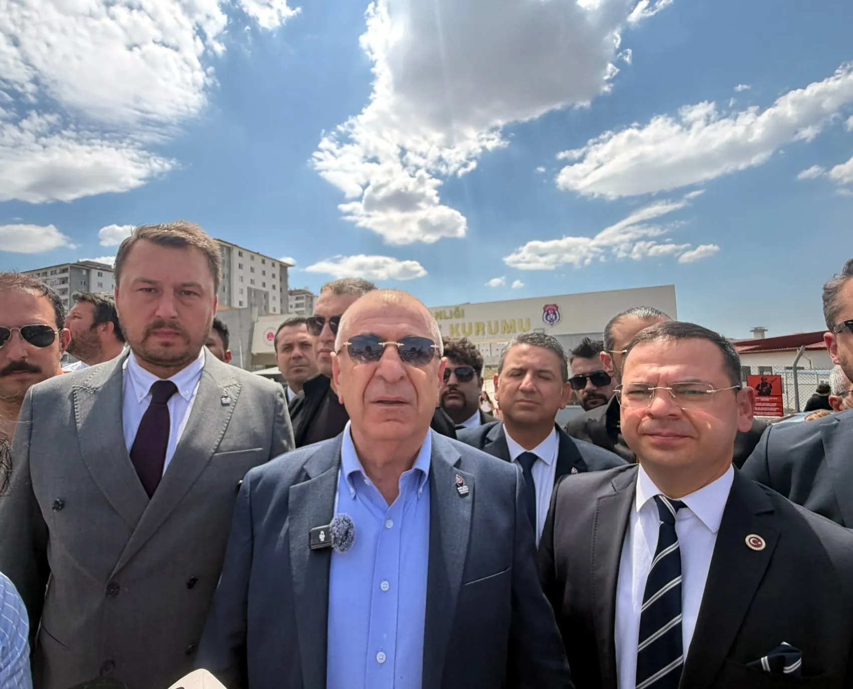 Ümit Özdağ cezaevinde Sinem Dedetaş ve Oğuzhan Uğur ile görüştü