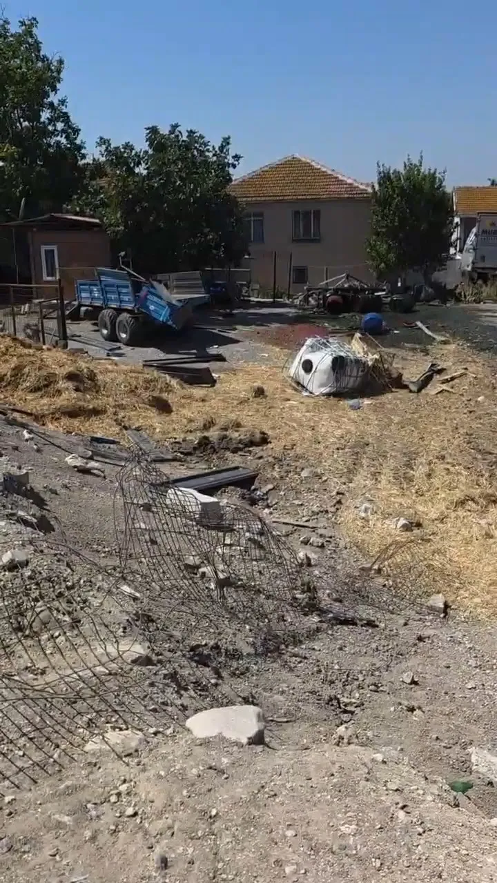 Direksiyon hakimiyetini kaybetti, kamyon önce direğe sonra duvara çarptı