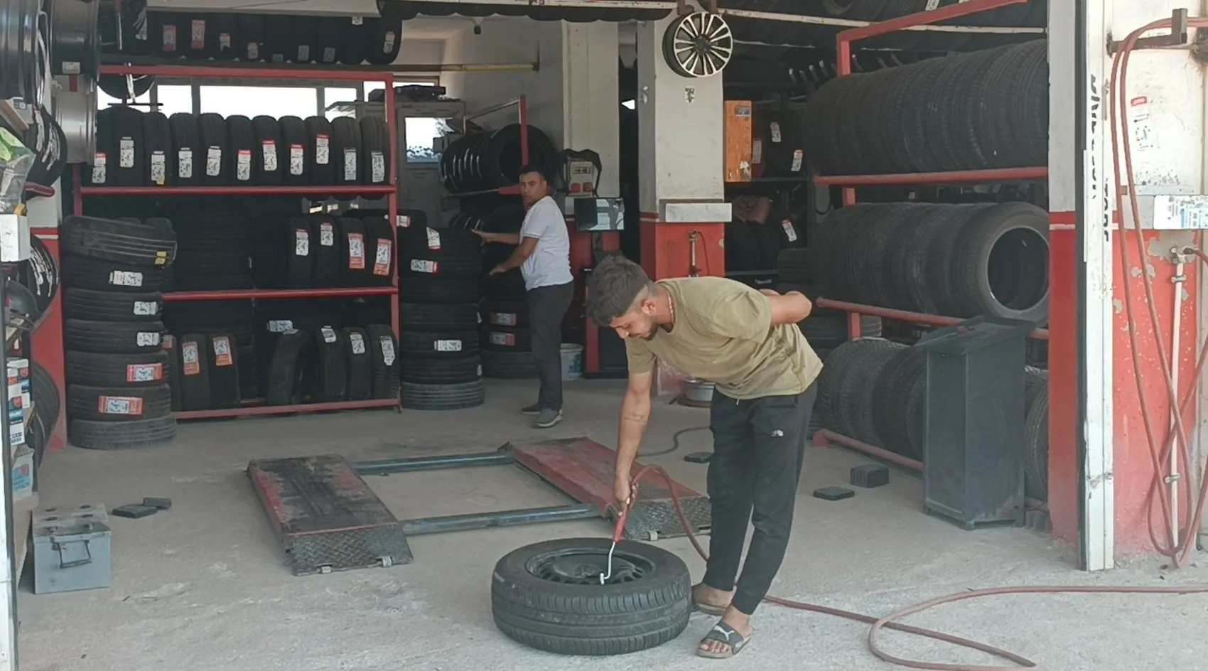 Gaziantep'te lastik tamircisinde korku dolu anlar Patlama anı kamerada