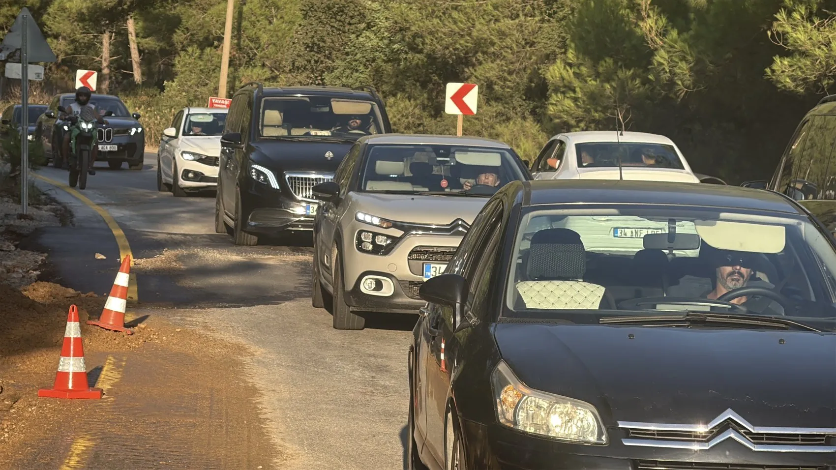 Bodrum trafiğini kilitleyen su hattı patlaması