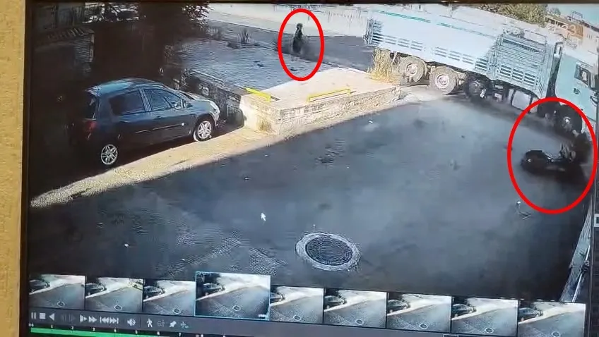 Bursa'da motosiklet kazası kamerada Yaya saniyelerle ölümden döndü