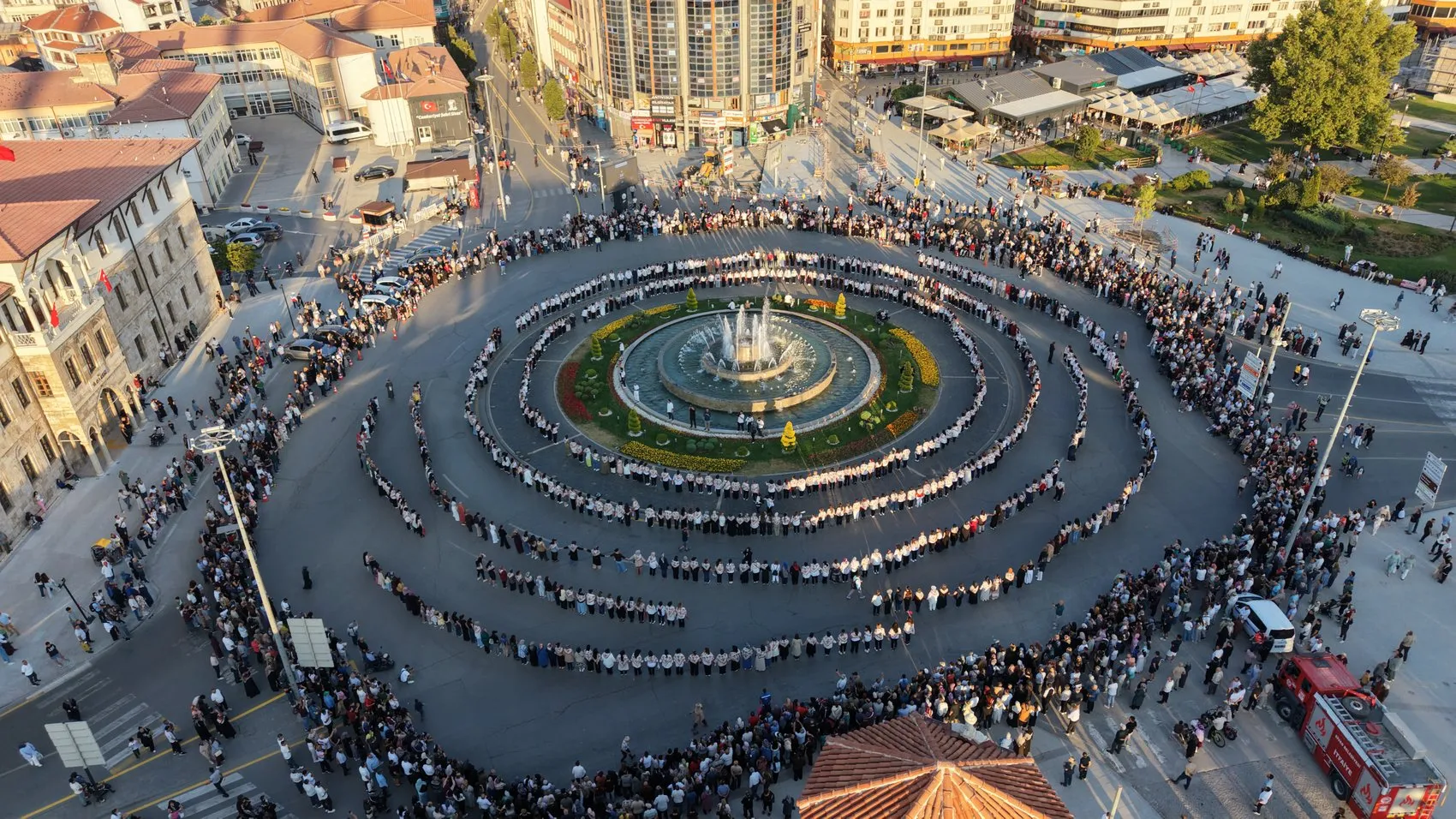 Sivas Meydanı’nda bin kadın tek yürek halay çekti