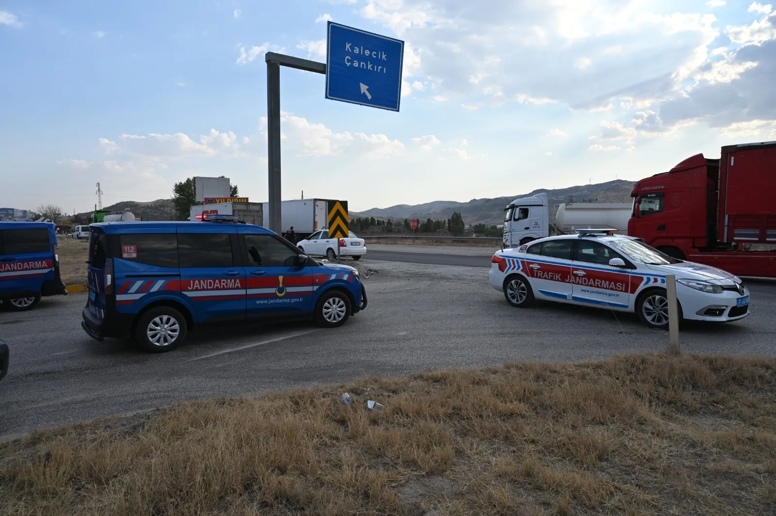 Kırıkkale'de zincirleme kaza Otobüs TIR'a, sonra kamyonete çarptı
