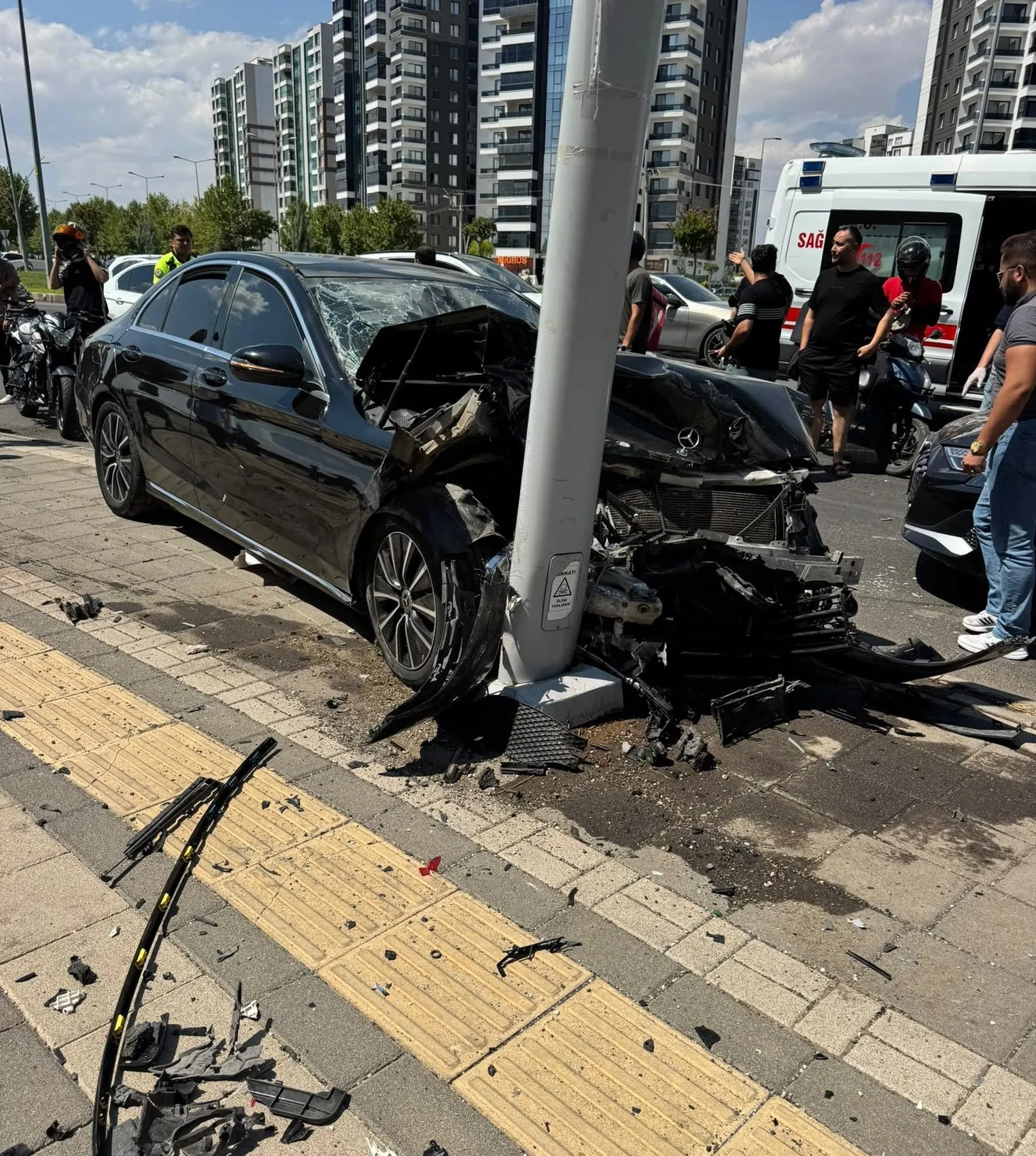 Diyarbakır'da trafik kazası İki otomobil çarpıştı