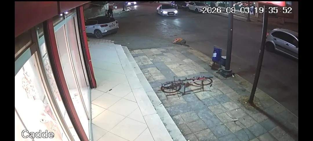 Batman'da bisikletliyle otomobilin çarpıştığı kaza kameraya yansıdı