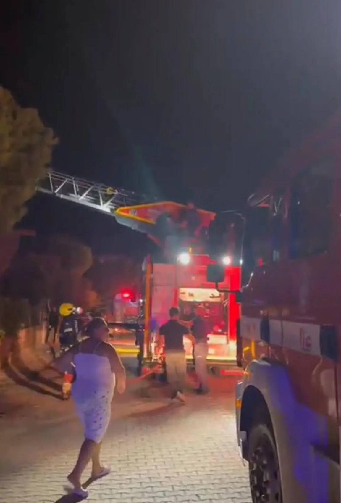 Bodrum katındaki yangın 7 kişiyi dumana teslim etti