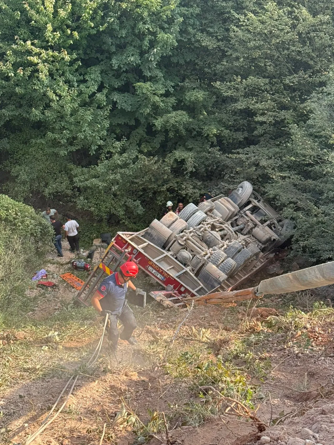 Sakarya Akyazı yolunda feci kaza TIR sürücüsü hayatını kaybetti