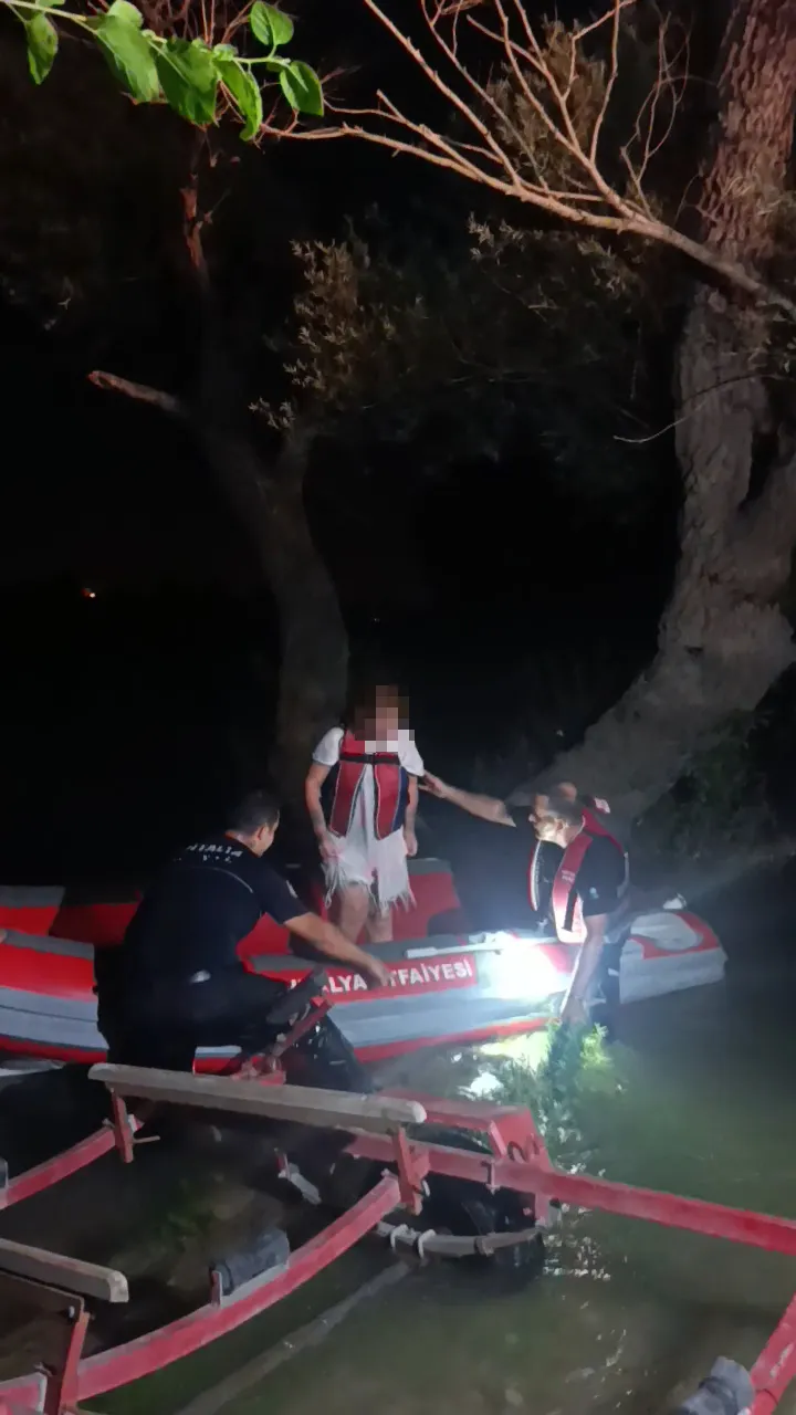 Manavgat Irmağı'nda yürüyüşe çıktı sular yükselince mahsur kaldı