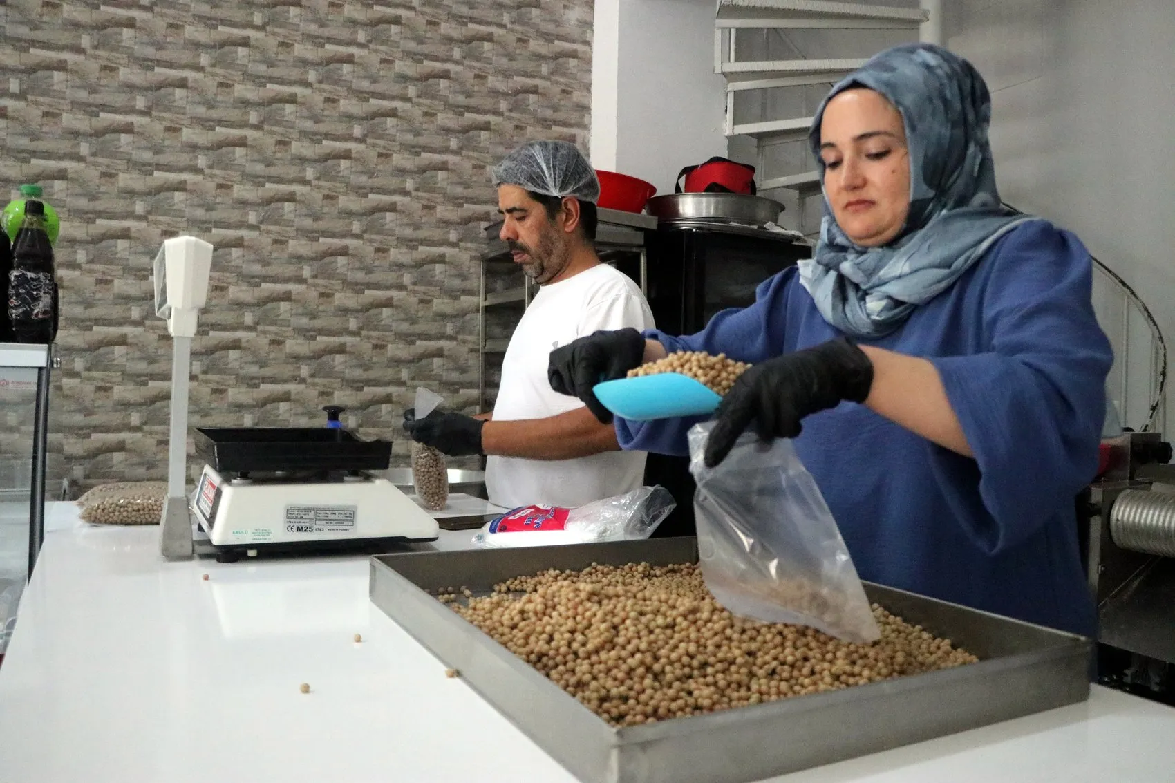 Açtığı iş yerinde yöresel yemekler yapıp 3 kızını üniversitede okutuyor