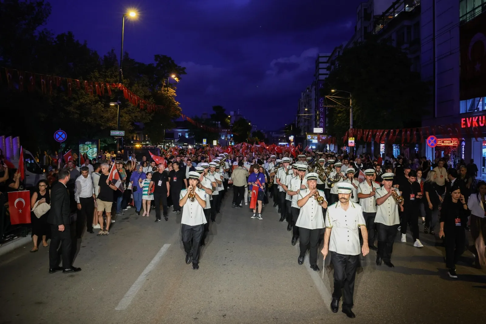 Bursa'da 30 Ağustos coşkusu: Zafer yürüyüşü Elif Buse Doğan konseriyle taçlandı