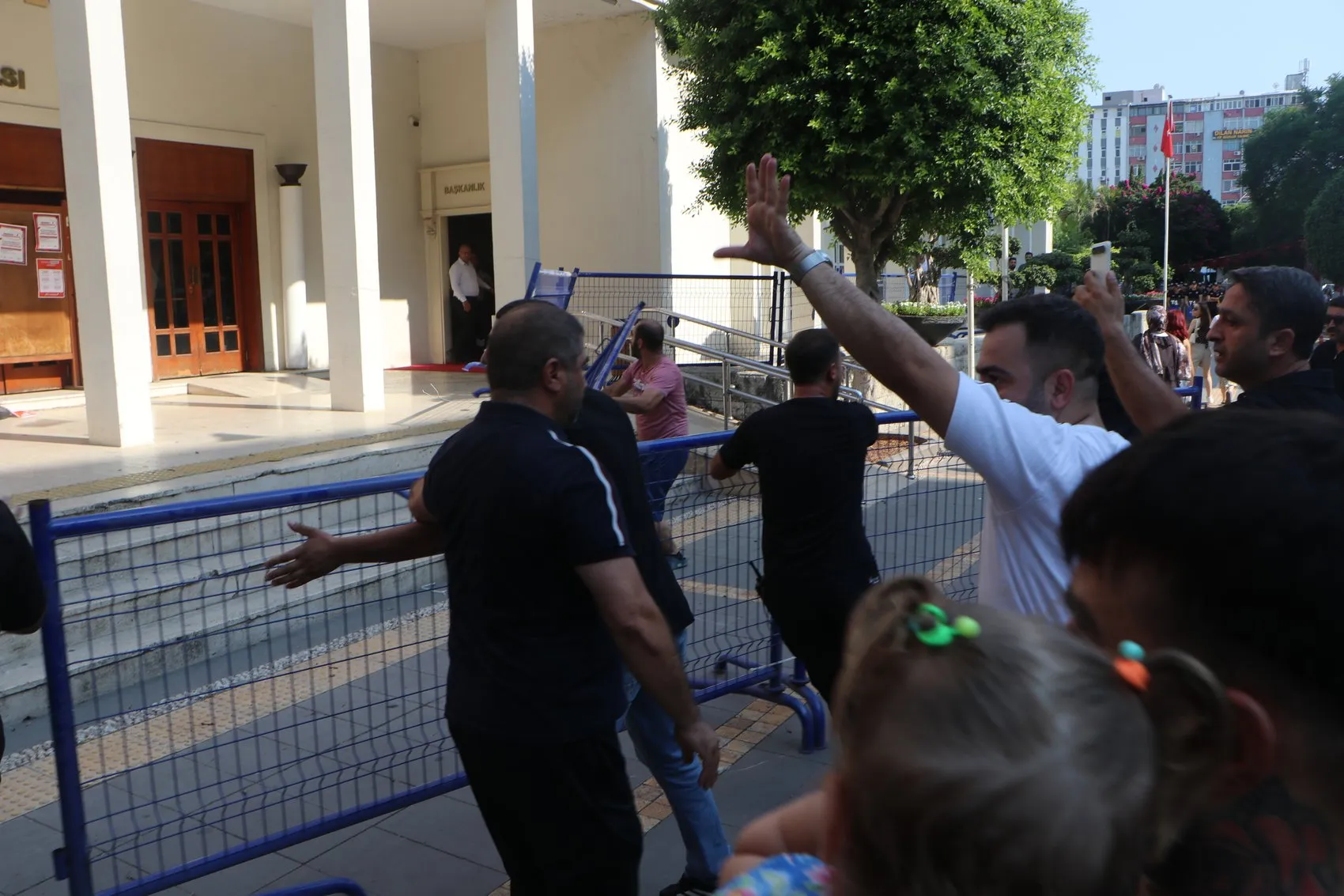 Adana Demirspor taraftarları belediye önünde destek için toplandı
