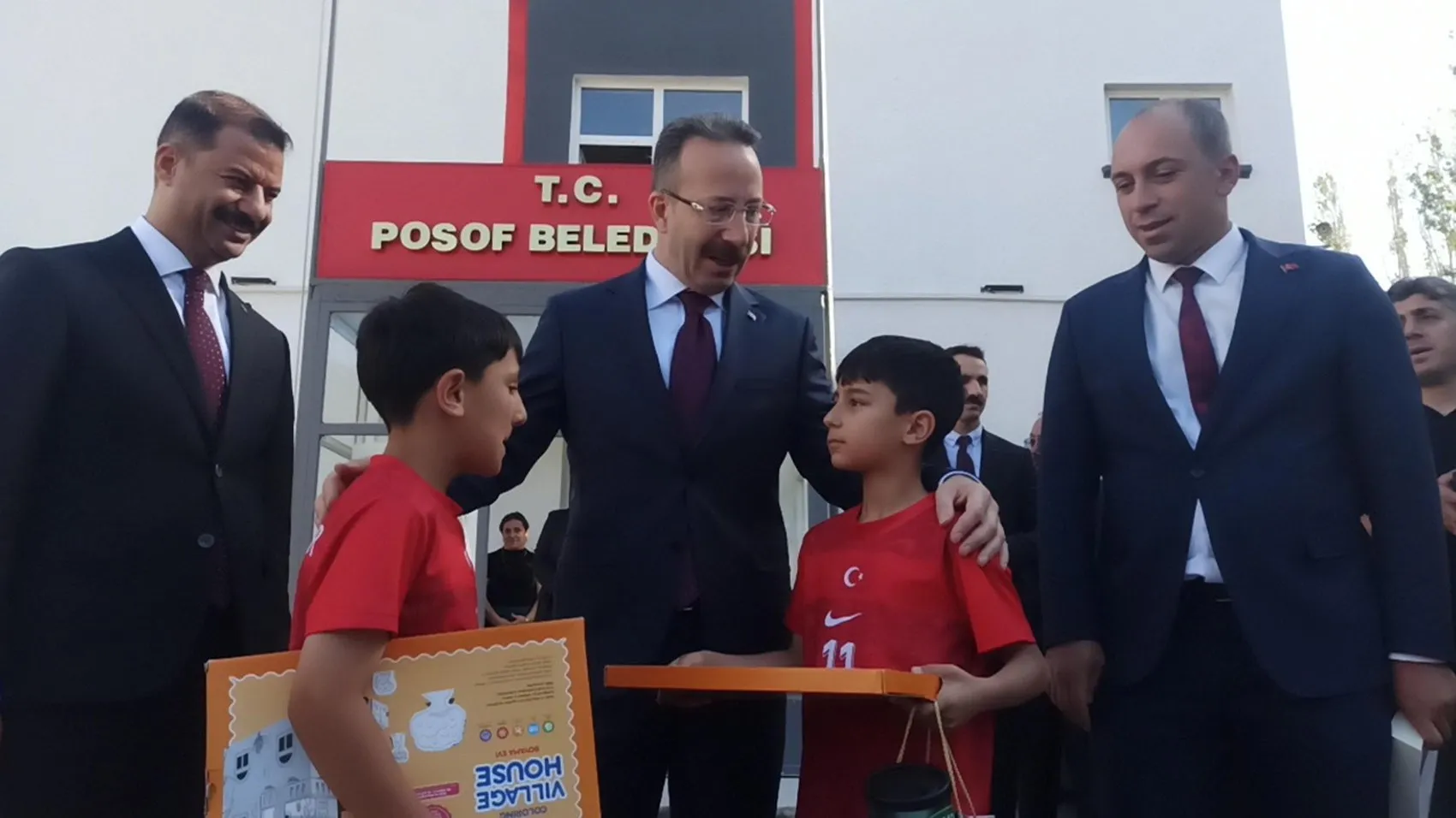 Posof’ta çocukların stat ışığı isteğine validen esprili çözüm