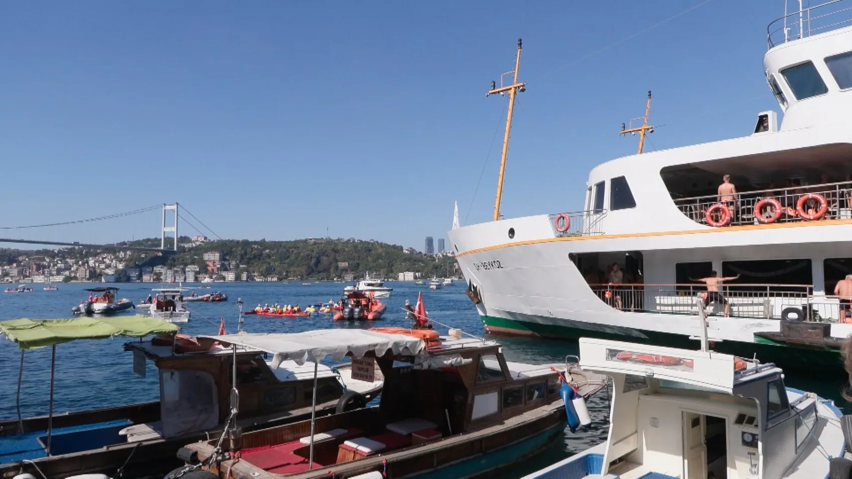 İstanbul Boğazı kulaç atan yüzücülerle doldu