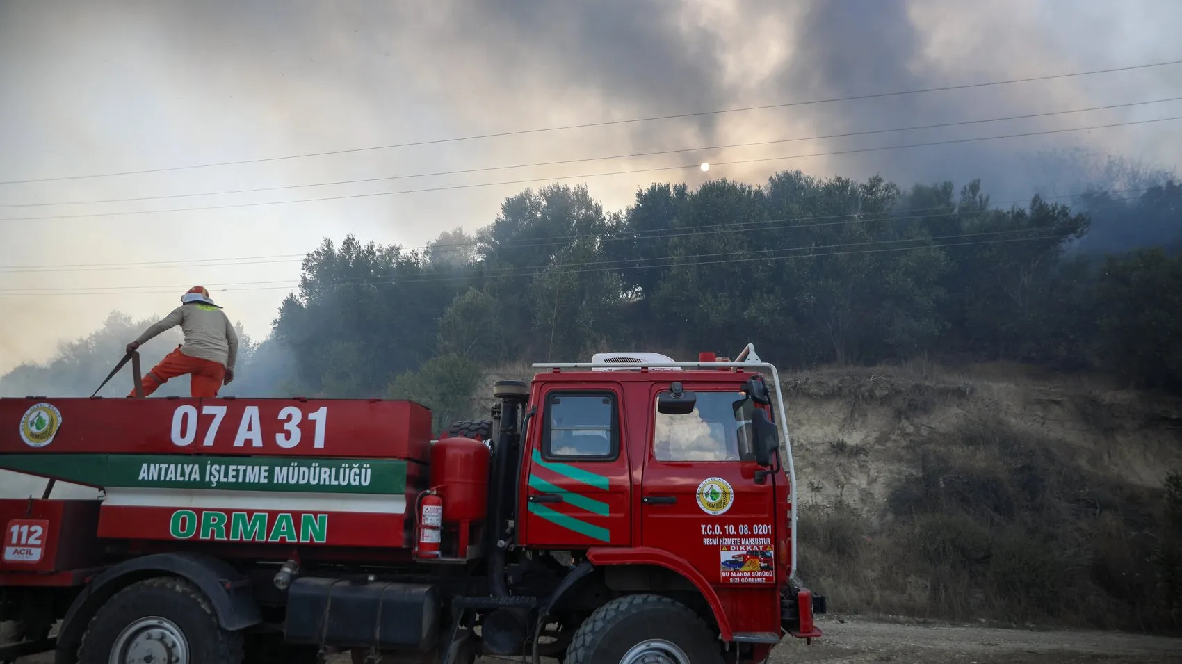Aksu'da rüzgarın körüklediği yangın evleri vurdu 1 konut küle döndü