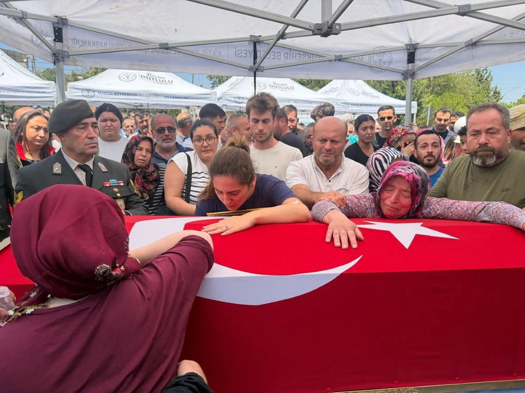 Manisa evladını gözyaşlarıyla son yolculuğuna uğurladı