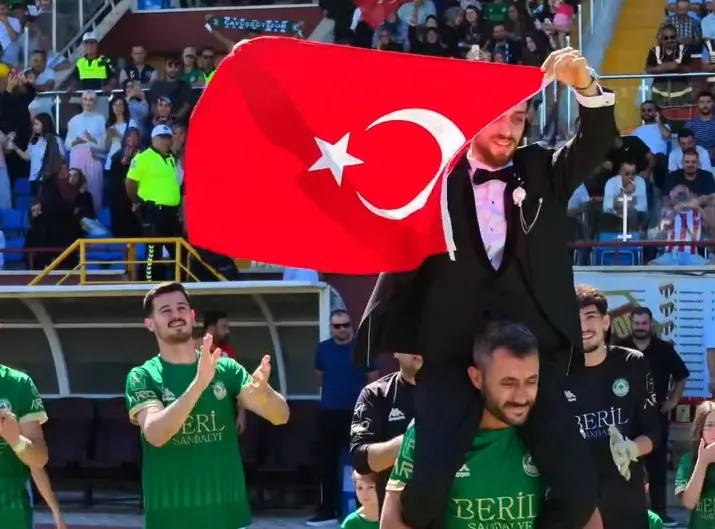Gelinlikle tribünde maç izlediler, sahayı çiftetellile kapattılar
