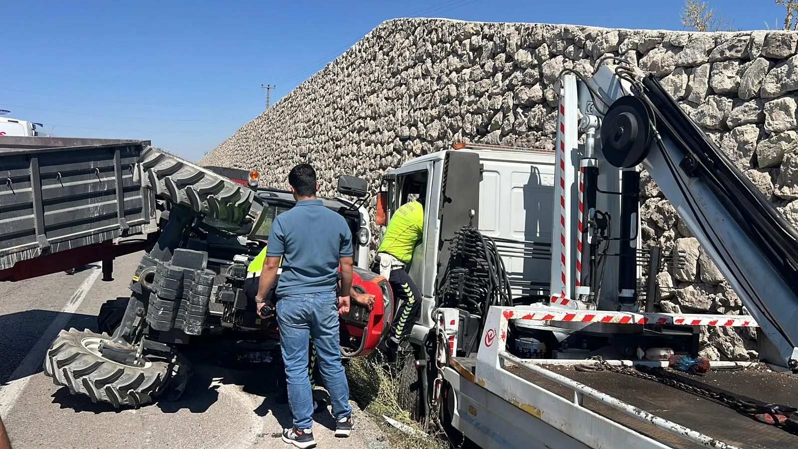 Traktörle çekici çarpıştı, römorktaki 4 çocuk da yaralandı