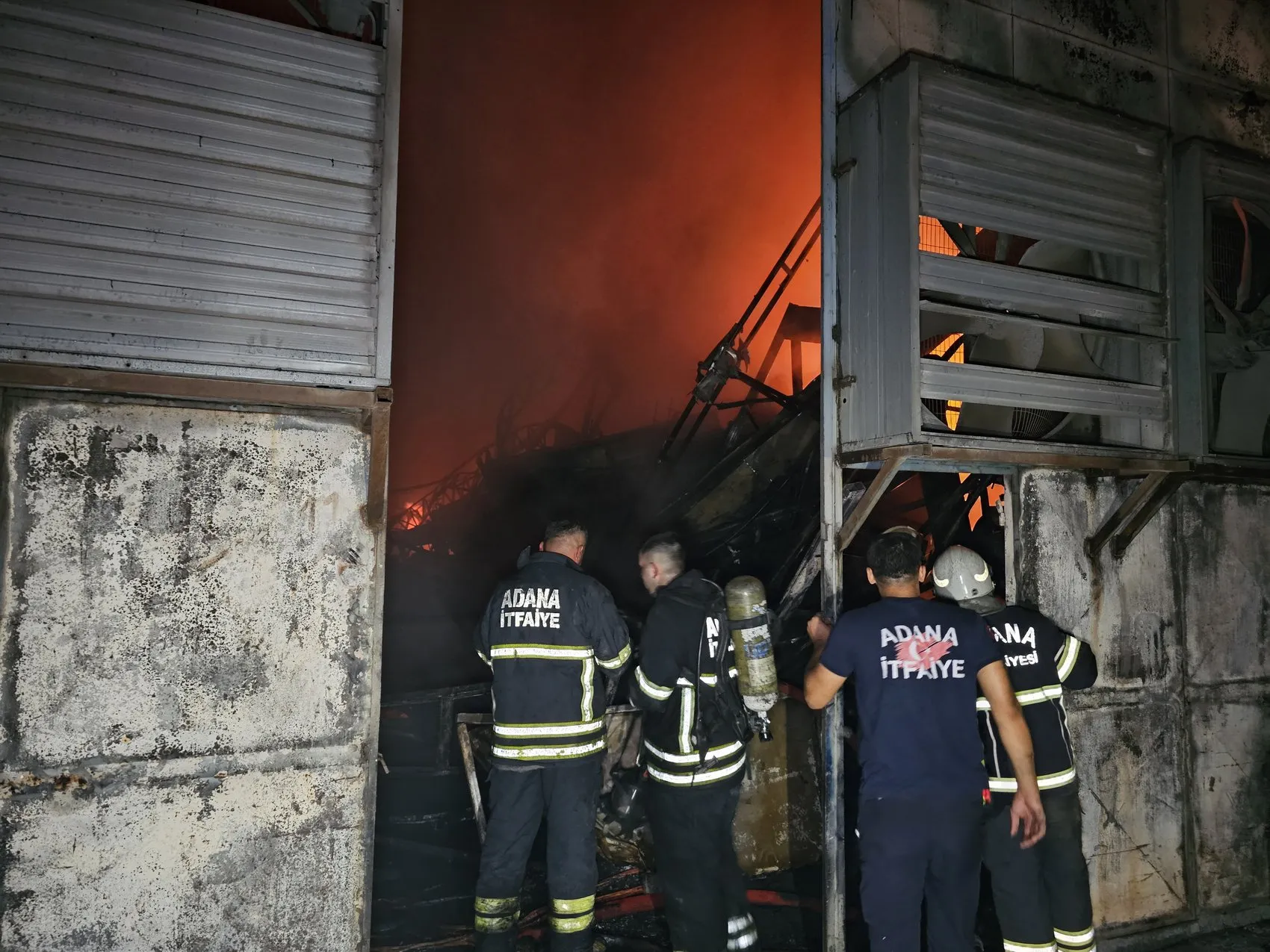 Gece yarısı kauçuk fabrikasında alevler yükseldi, çatı çöktü