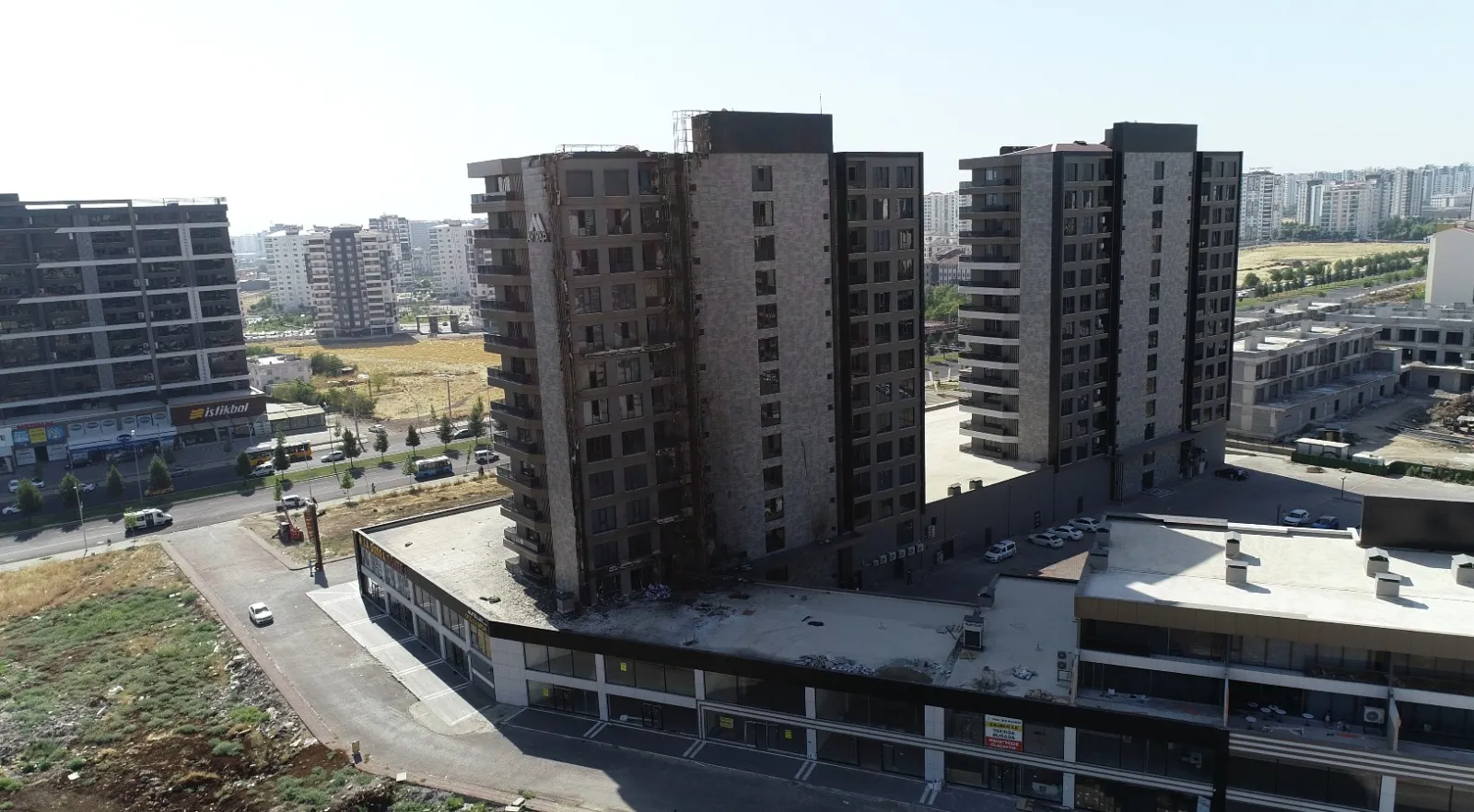 Diyarbakır'da gece yarısı yangın 13 katlı plaza küle döndü