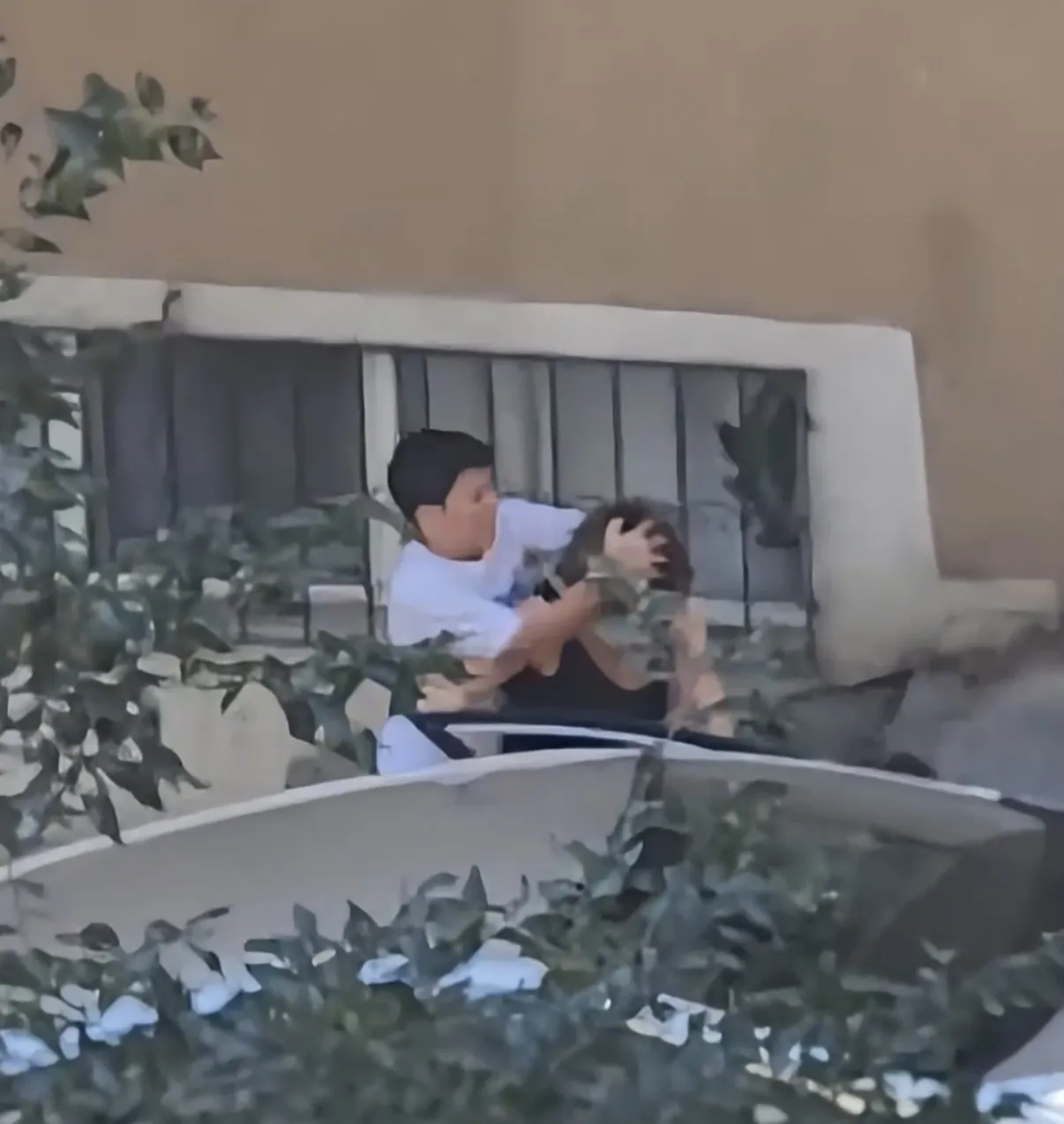 Okul kaydı için gitti, sokakta annesiyle kavga etti İki kardeş şikayetçi oldu