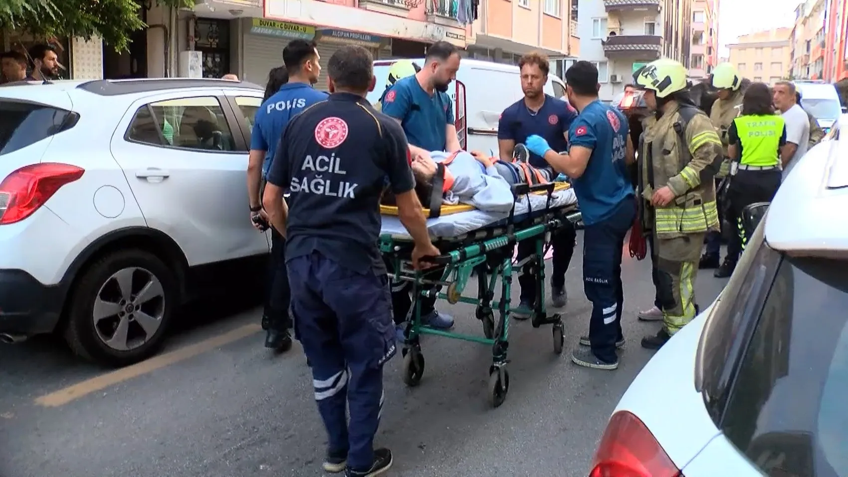 Ümraniye'de sabah saatlerinde araçlar birbirine girdi