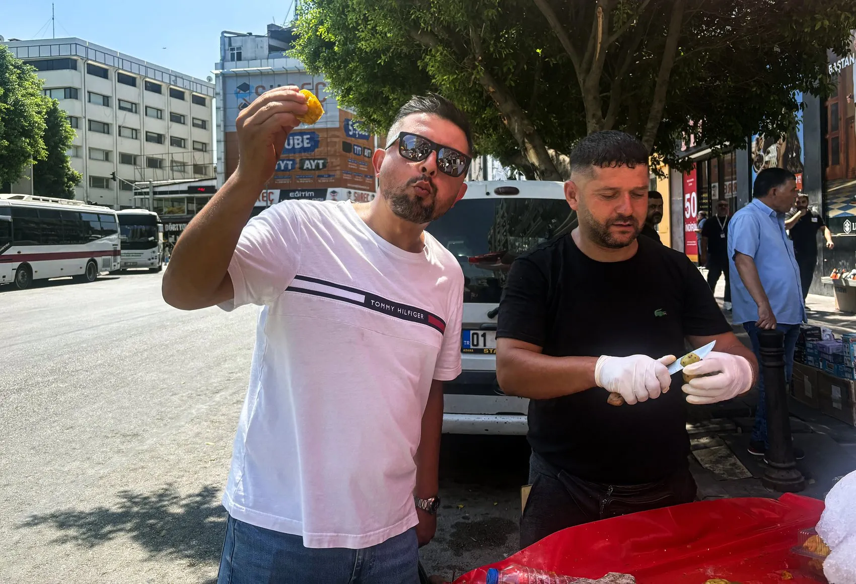Adana sokaklarında dikenli incir mesaisi
