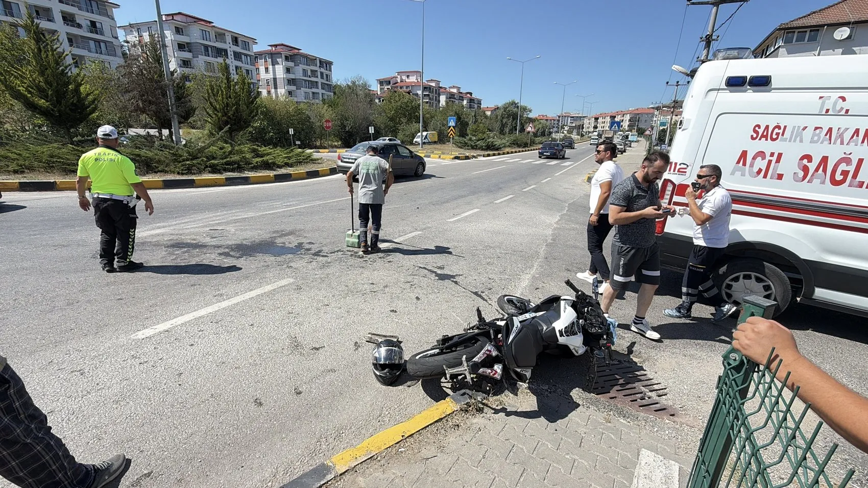 Kavşakta motosiklet ile otomobil çarpıştı, o anlar kamerada