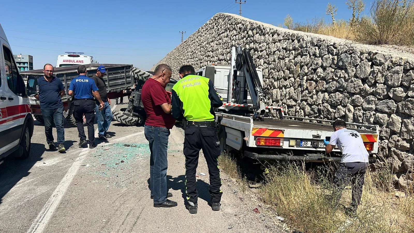 Traktörle çekici çarpıştı, römorktaki 4 çocuk da yaralandı