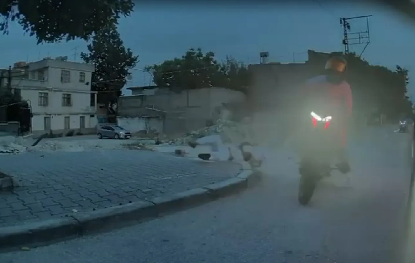 Adana'da motosikletin çarptığı kadın kazayı hiçe sayıp koşmaya devam etti