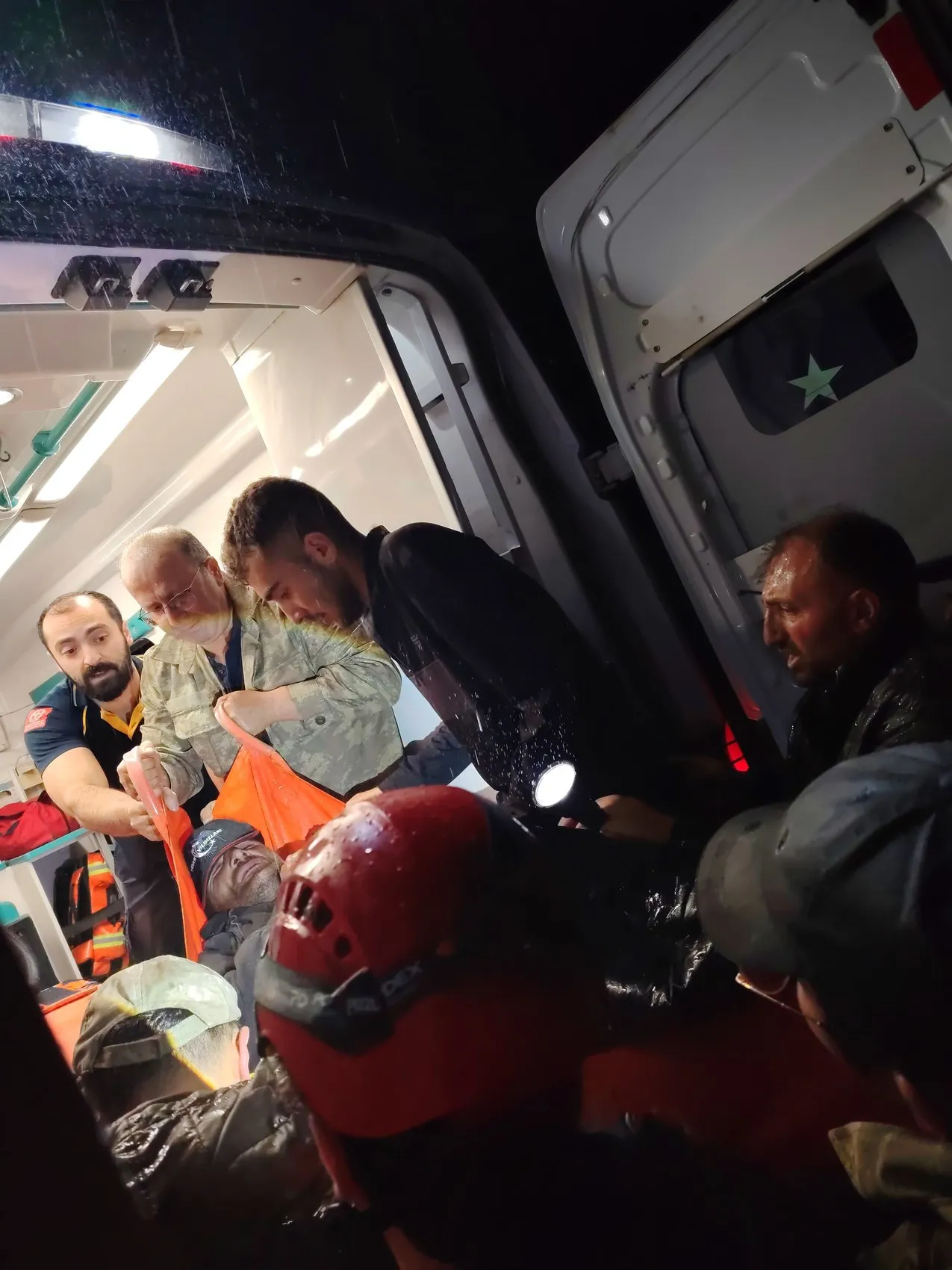 Artvin’in sarp yamaçlarında mahsur kalan iki kişi kurtarıldı