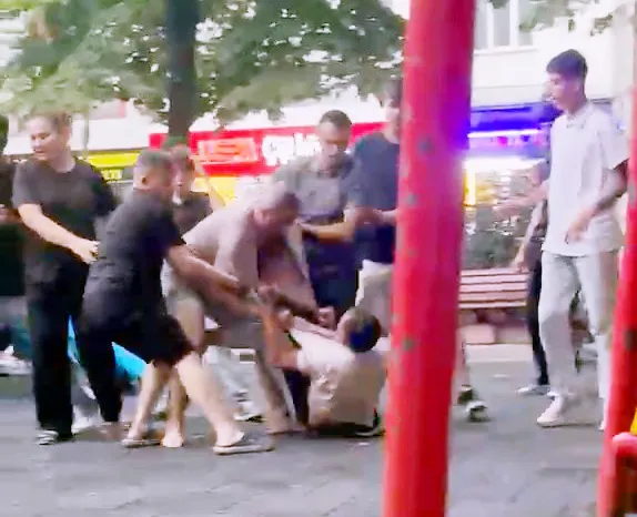 Avcılar'da çocuk parkında yetişkin kavgası dehşeti