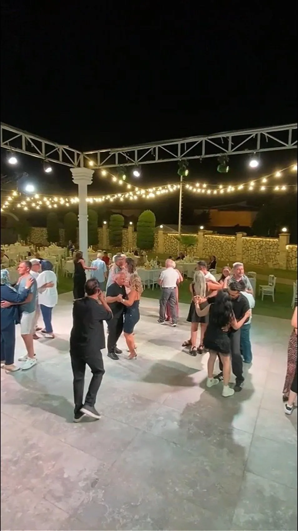 Nikaha bir gün kala ayrıldı, iptal edemediği salonda akrabalarıyla eğlendi
