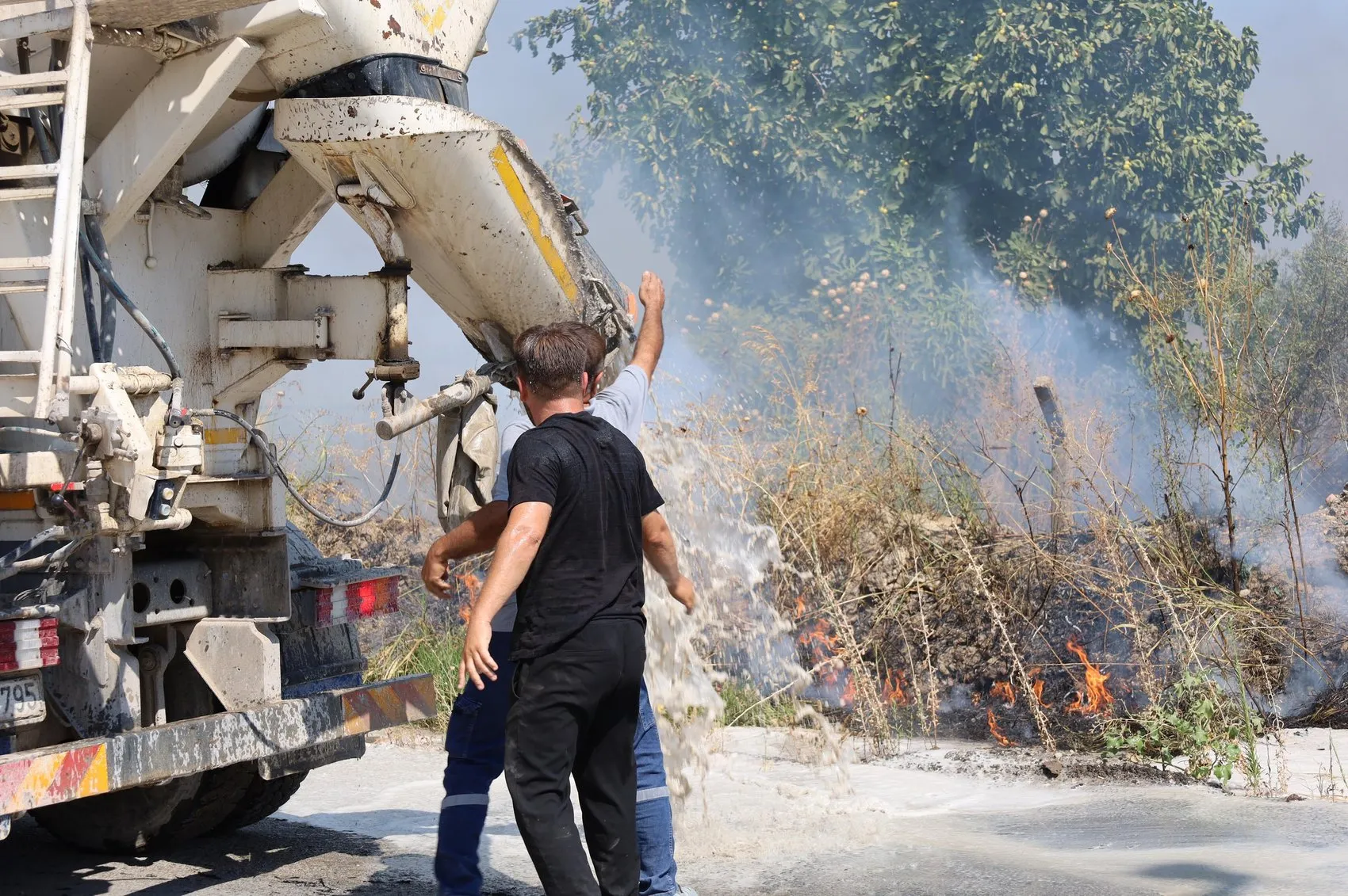 Manisa Turgutlu'da hurdalık yangını korkuttu