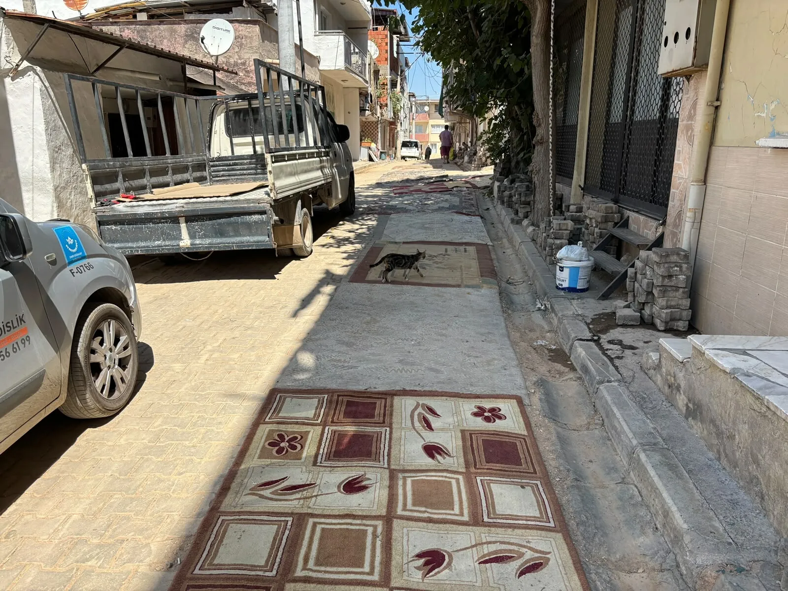 İzmir'de bozuk yollar mahalleliyi sokağa halı sermeye zorladı