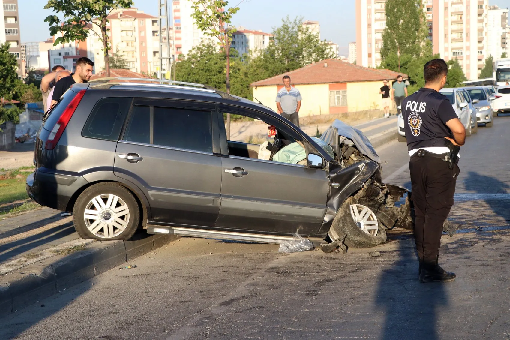 Kayseri'de kontrolden çıkan otomobil karşı şeritteki minibüse çarptı