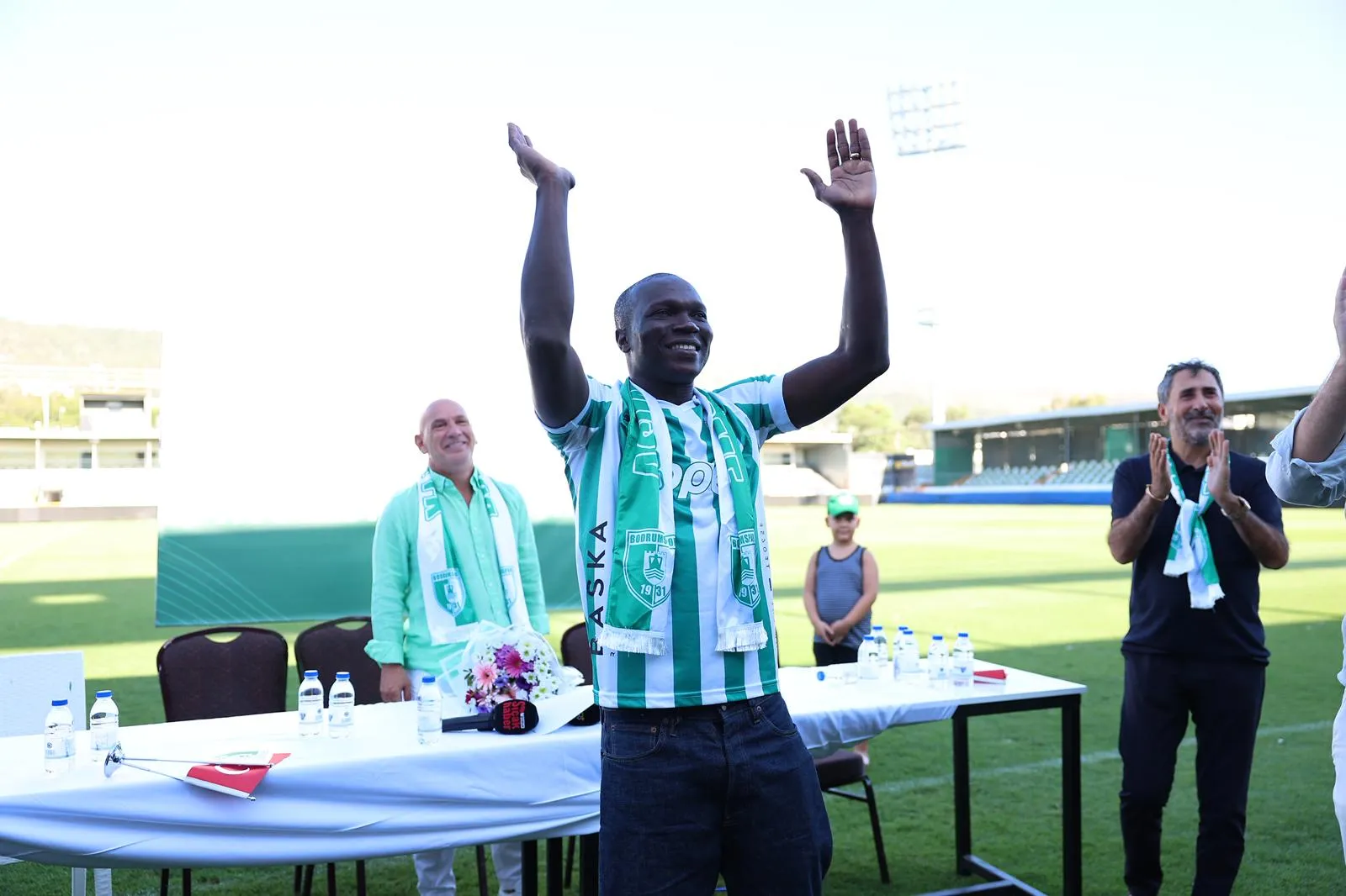 Bodrum FK’nın yeni golcüsü Aboubakar, tribünlerin önünde imzayı attı