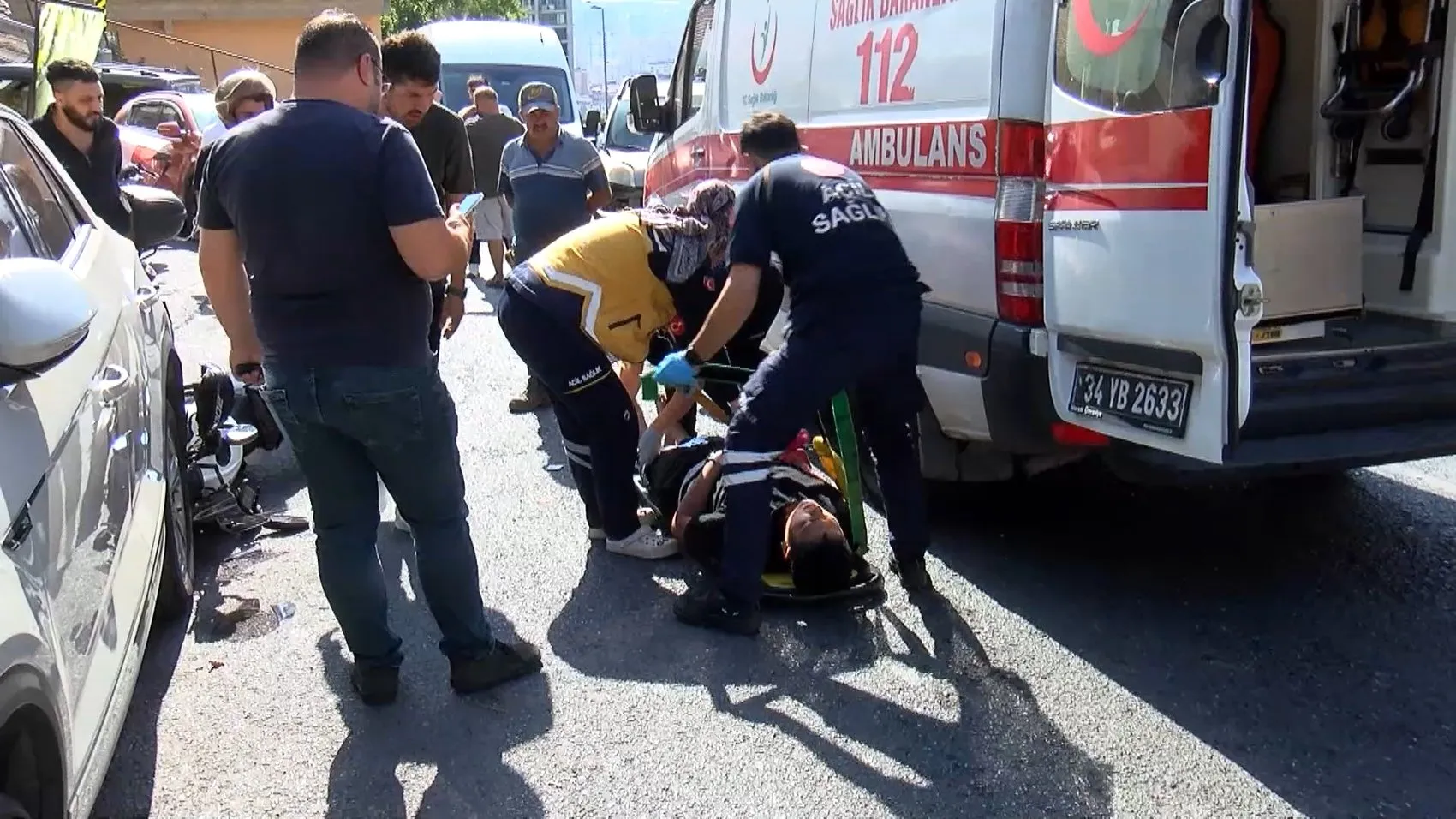 Motosikletli, hafif ticari aracın altında kaldı