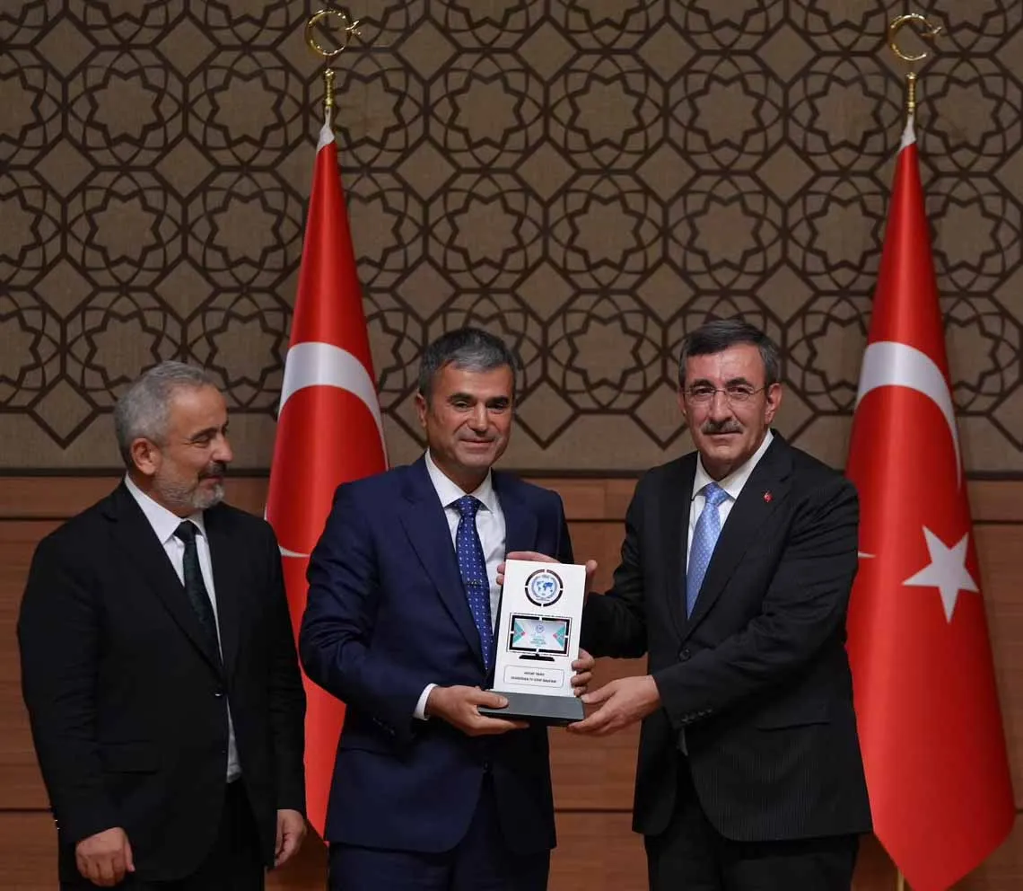 Uzak Şehir dizisine yılın en iyisi ödülü verildi