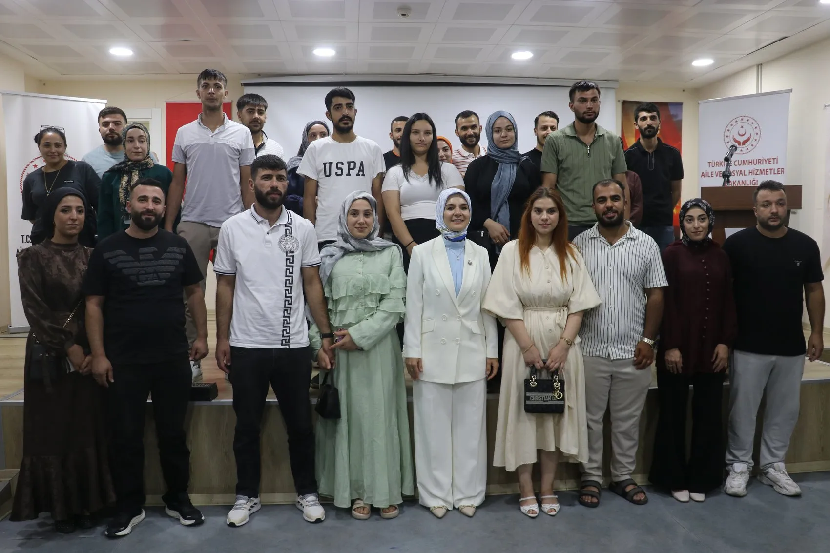 Evlilik kredisi kullanan gençlere TOKİ konutlarında öncelik hakkı geliyor