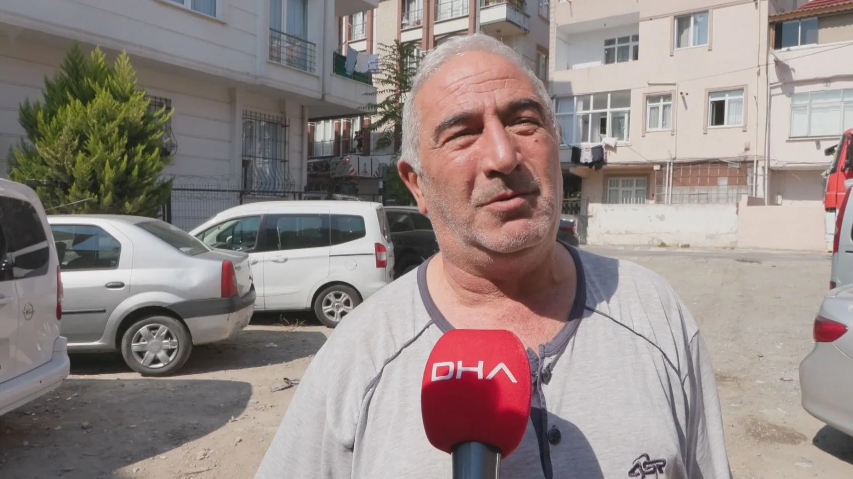 Küçükçekmece'de bir apartmanın balkonunda korkutan yangın