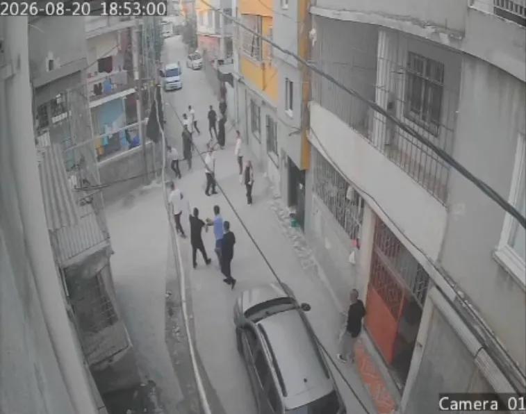 Adana'da aile kavgasında direksiyonu kalabalığın üzerine kırdı