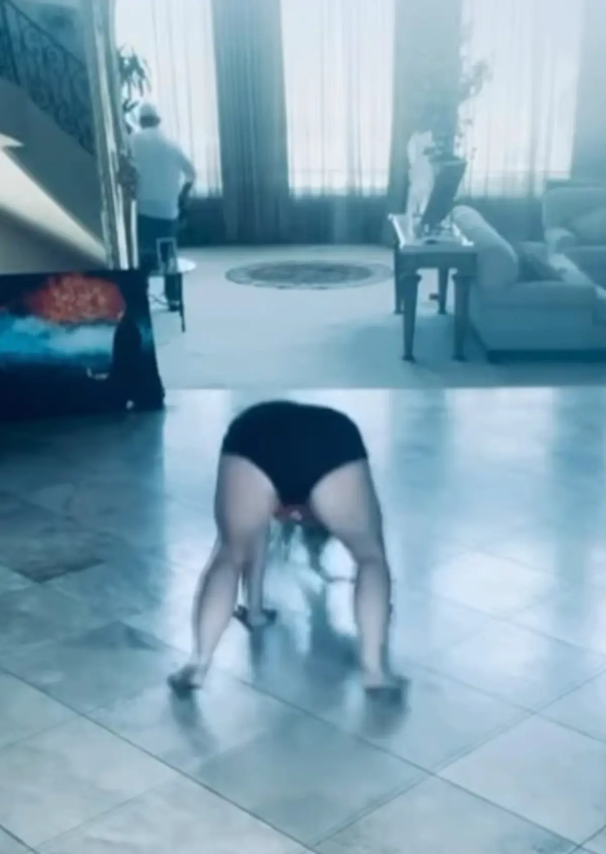 Britney Spears evinde üstsüz dans ettiği videoyla gündem oldu! Temizlik görevlisi temizlik yaparken twerk yaptı 2