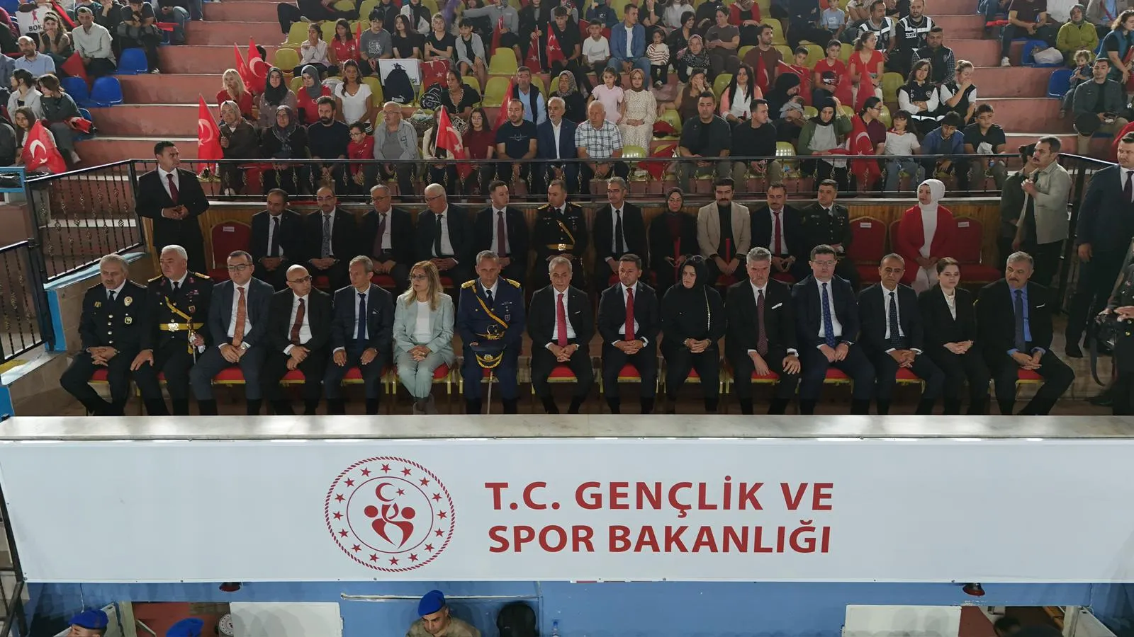 Nevşehir'de 30 Ağustos coşkusu: Nefes isimli köpek şovlarıyla salonu ayağa kaldırdı